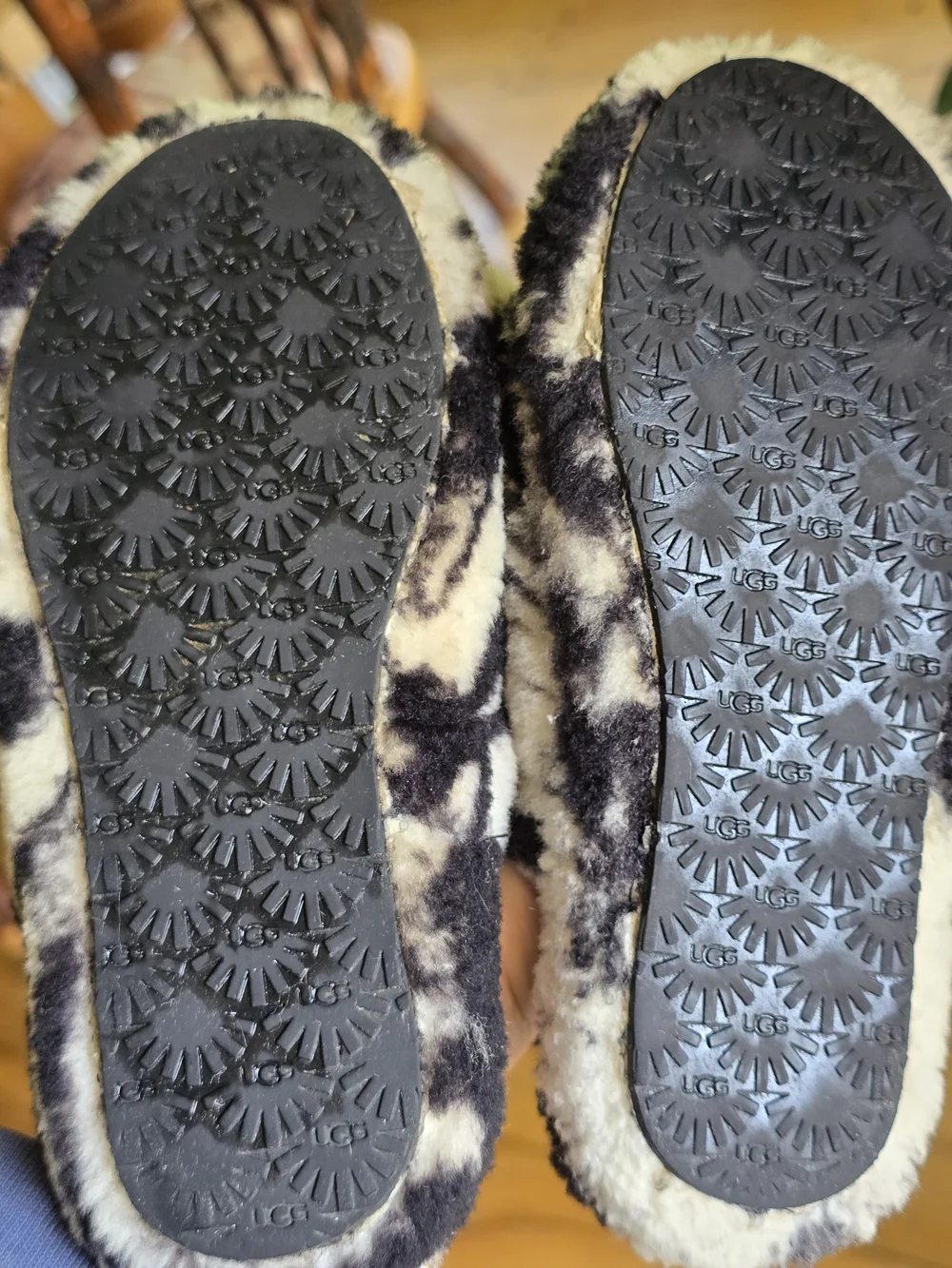 O UGG Kids Black & White Fluff Yeah Zebra Slides with Logo Heel Strap Size 1